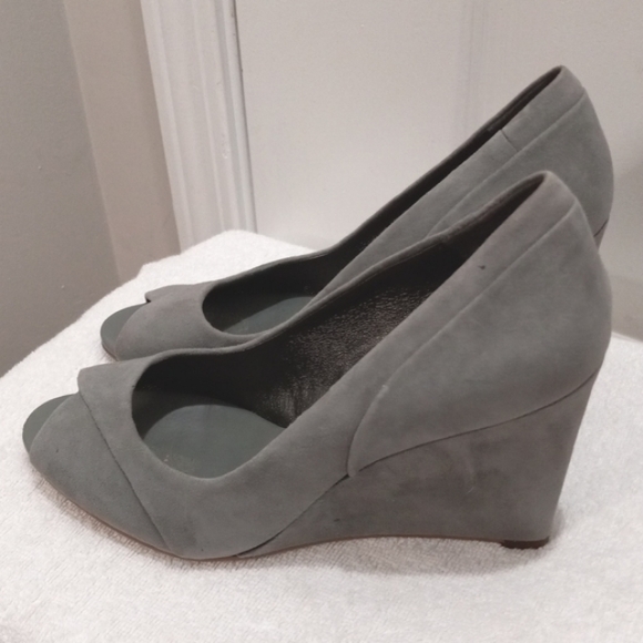COPY - Banana Republic Sz 8.5 Grey Suede Wedges - Picture 5 of 8